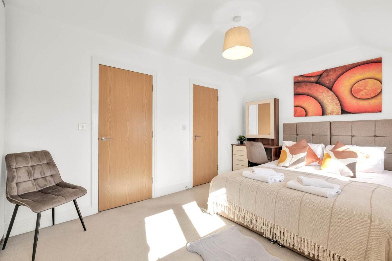 Foxherne 5bdr 3ba Serviced House With Parking - By 360stays * Slough