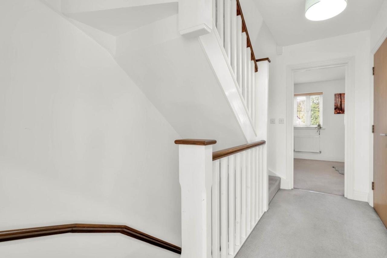 Foxherne 5bdr 3ba Serviced House With Parking - By 360stays Holiday home Slough