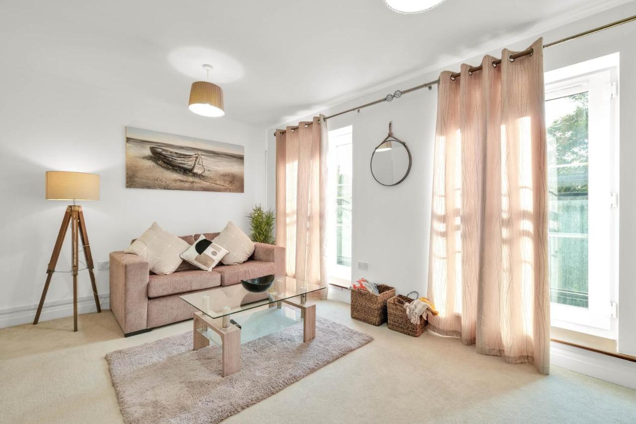 Foxherne 5bdr 3ba Serviced House With Parking - By 360stays Holiday home Slough
