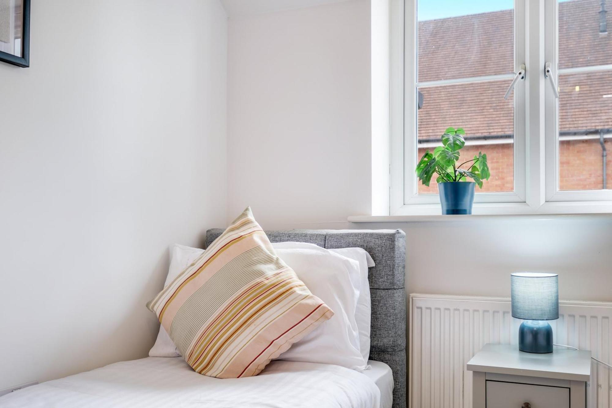 Foxherne 5bdr 3ba Serviced House With Parking - By 360stays * Slough