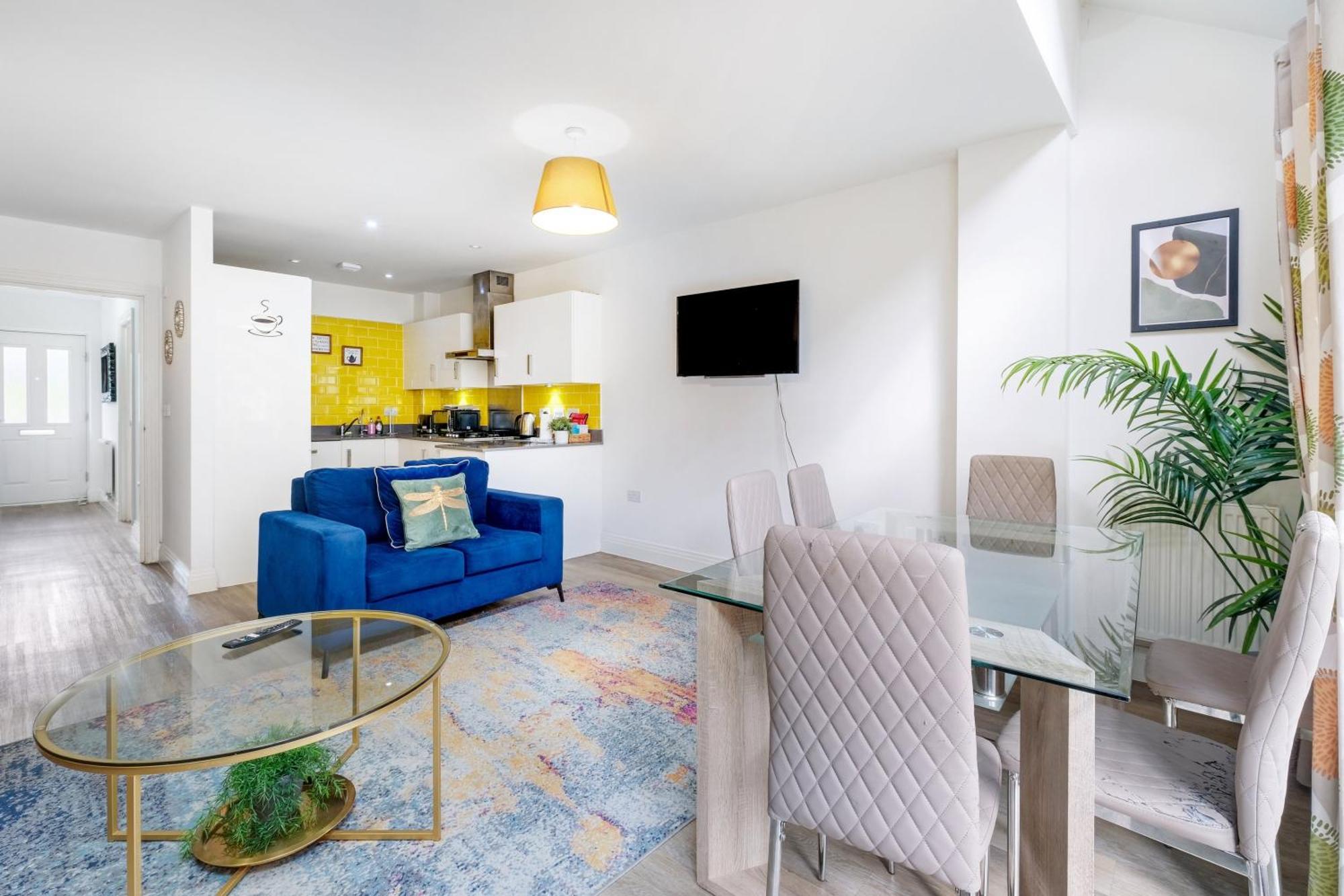 Foxherne 5bdr 3ba Serviced House With Parking - By 360stays Holiday home