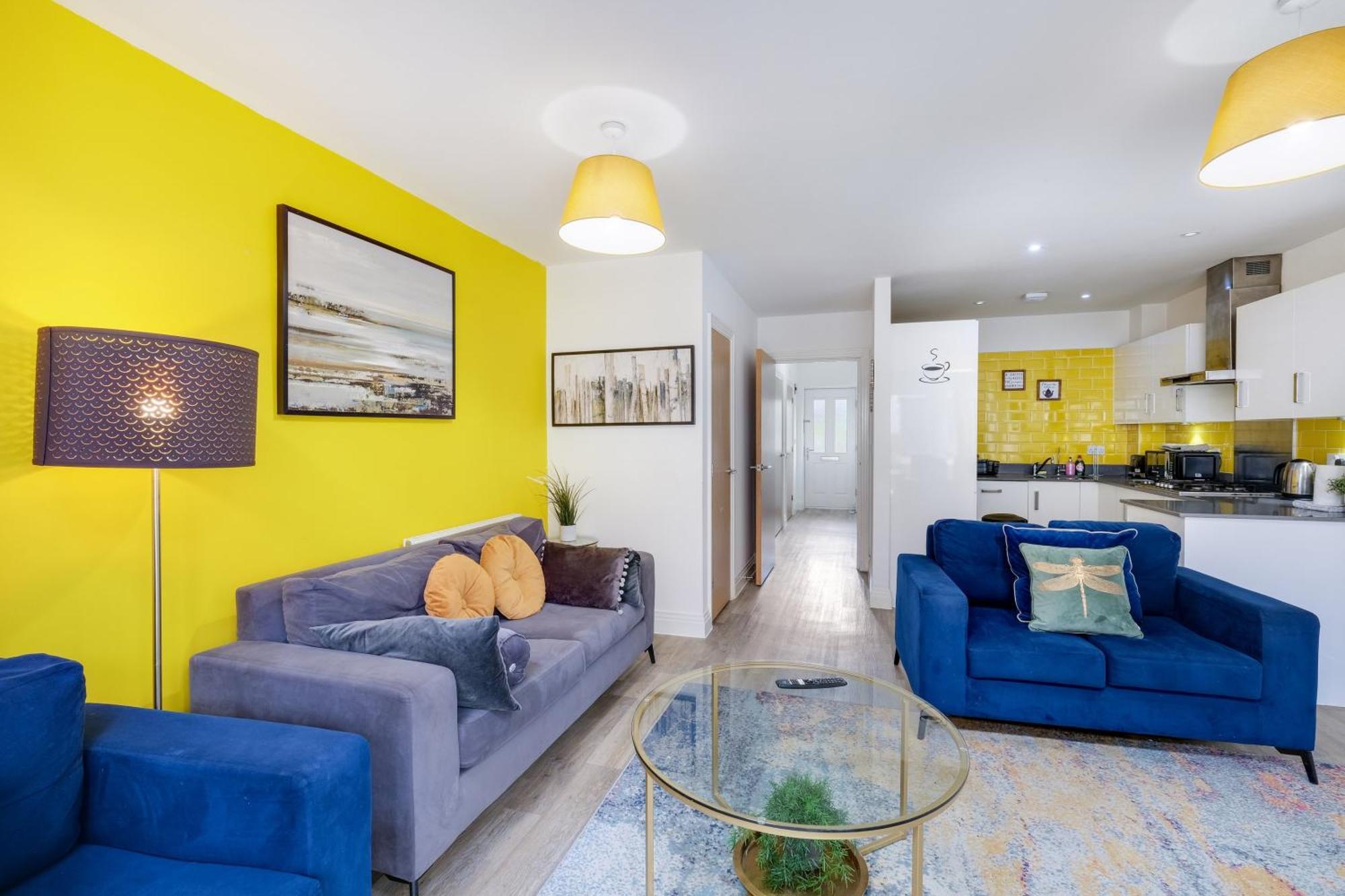 Foxherne 5bdr 3ba Serviced House With Parking - By 360stays Holiday home Slough