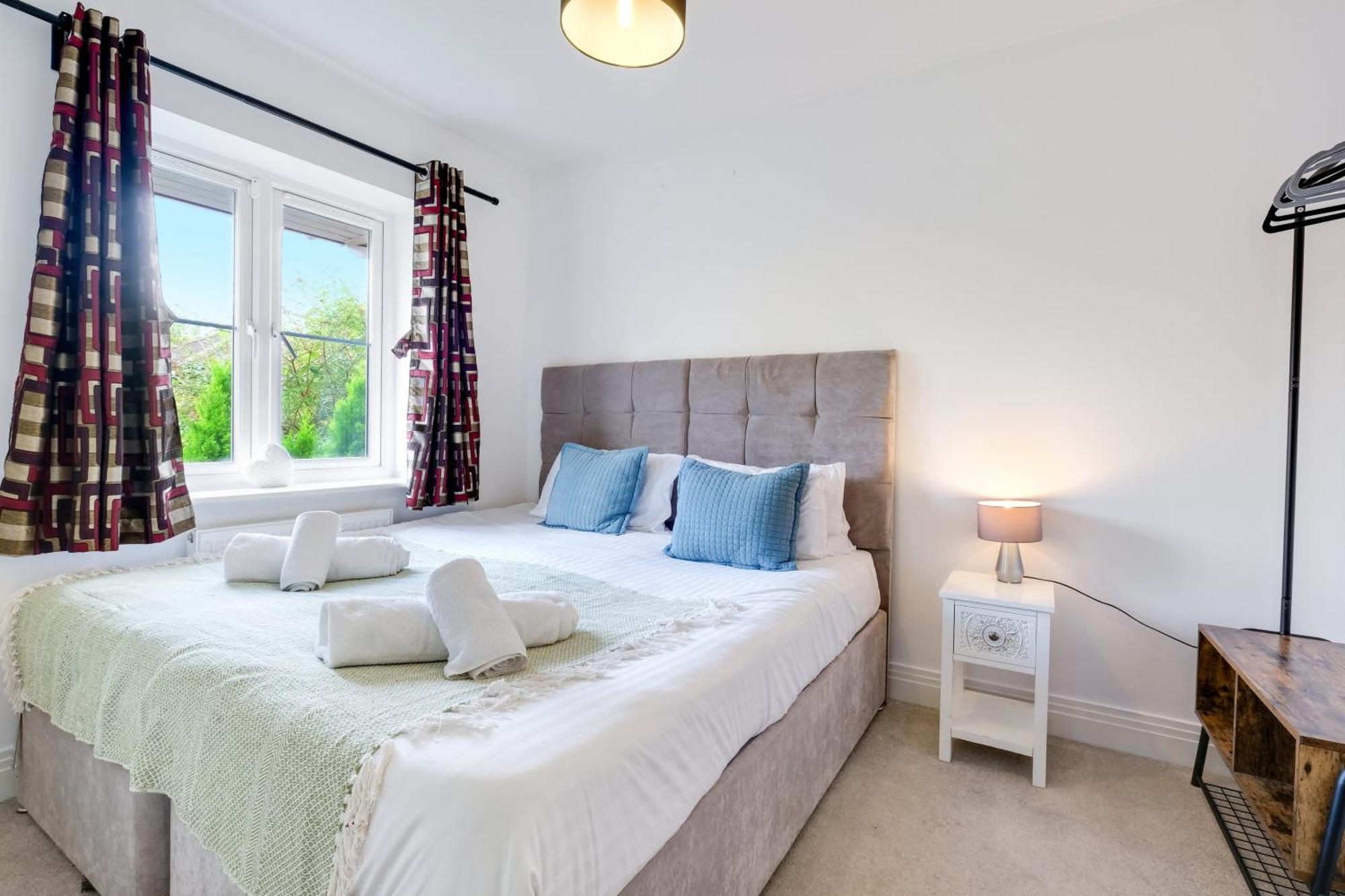 Foxherne 5bdr 3ba Serviced House With Parking - By 360stays