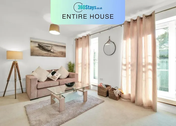 Foxherne 5Bdr 3Ba Serviced House With Parking - Slough By 360Stays