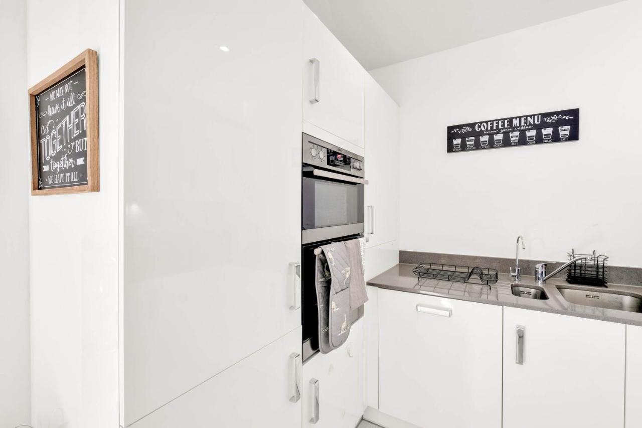 Foxherne 5bdr 3ba Serviced House With Parking - By 360stays Slough
