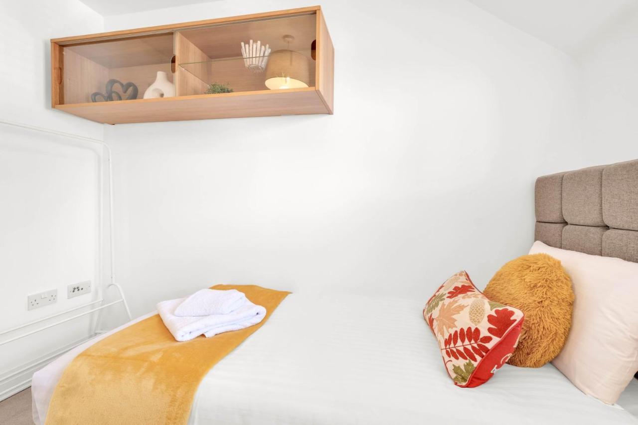 Foxherne 5bdr 3ba Serviced House With Parking - By 360stays Holiday home