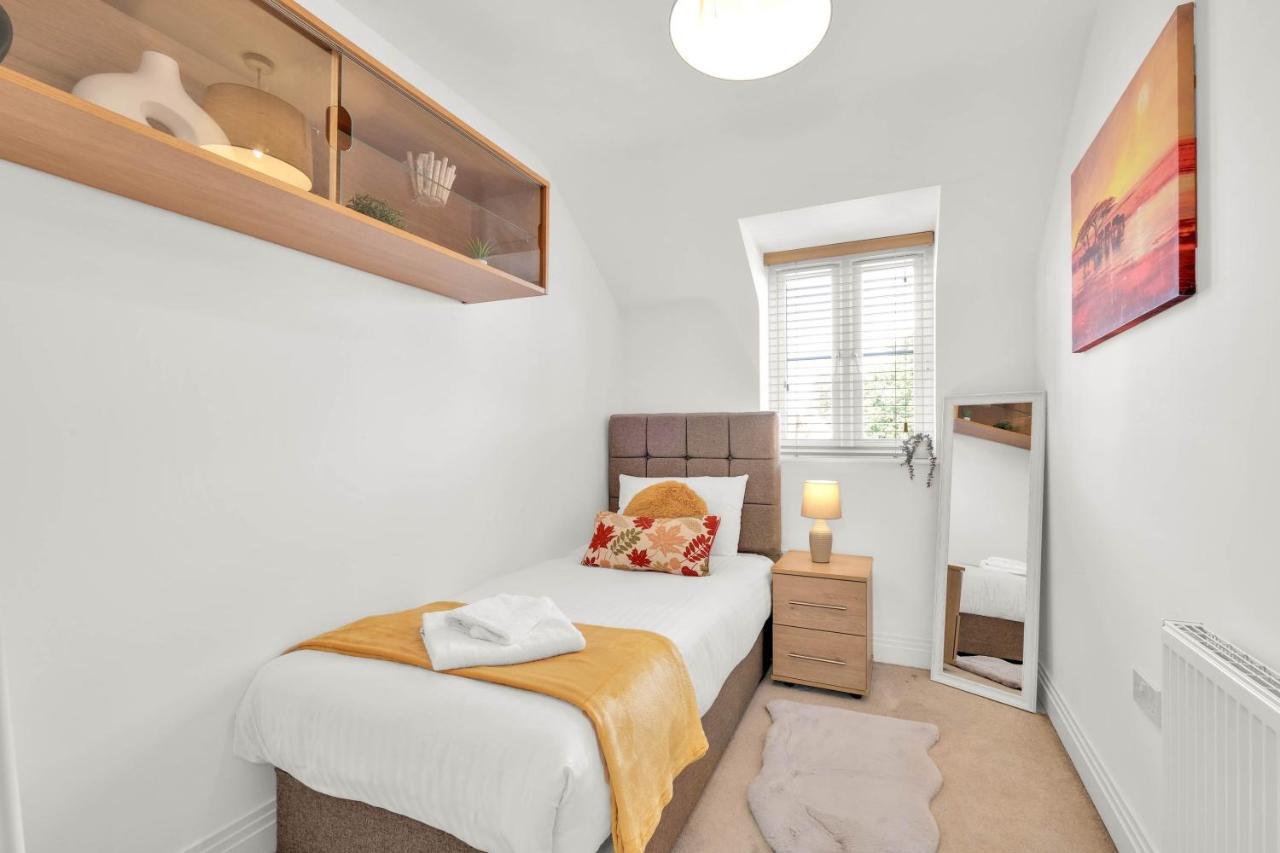 Foxherne 5bdr 3ba Serviced House With Parking - By 360stays *