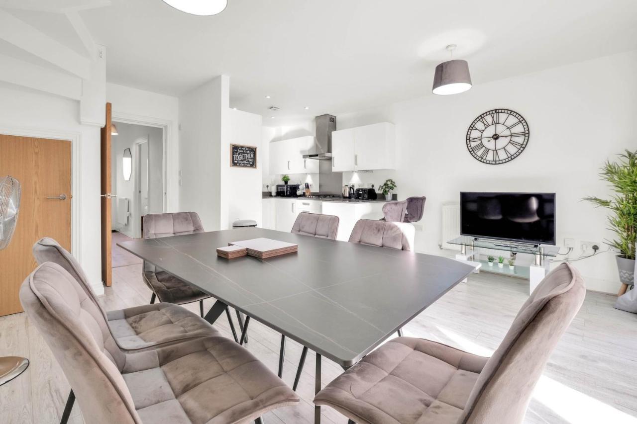 Foxherne 5bdr 3ba Serviced House With Parking - By 360stays Holiday home Slough