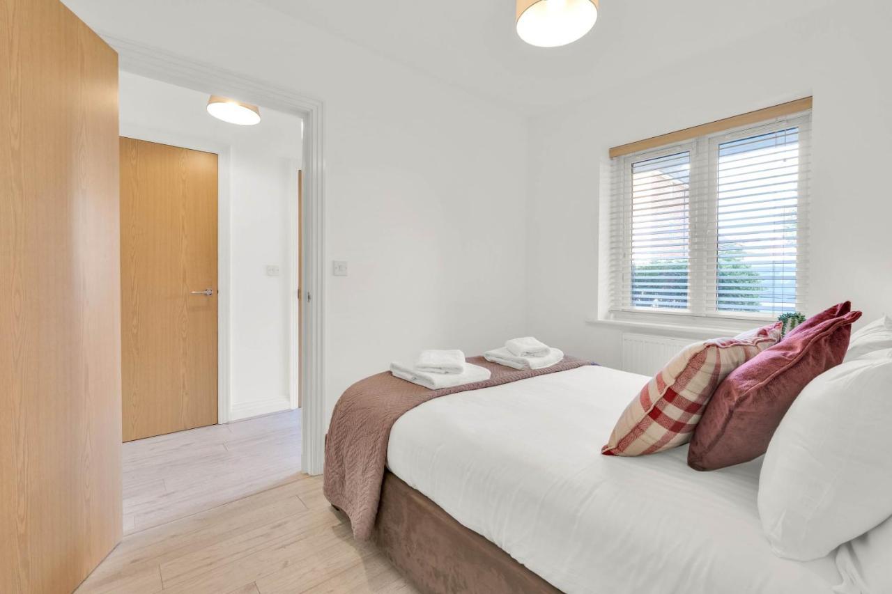 Foxherne 5bdr 3ba Serviced House With Parking - By 360stays Holiday home