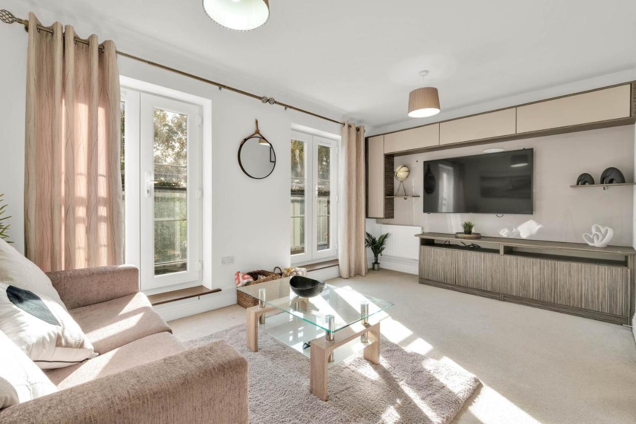 Foxherne 5bdr 3ba Serviced House With Parking - By 360stays