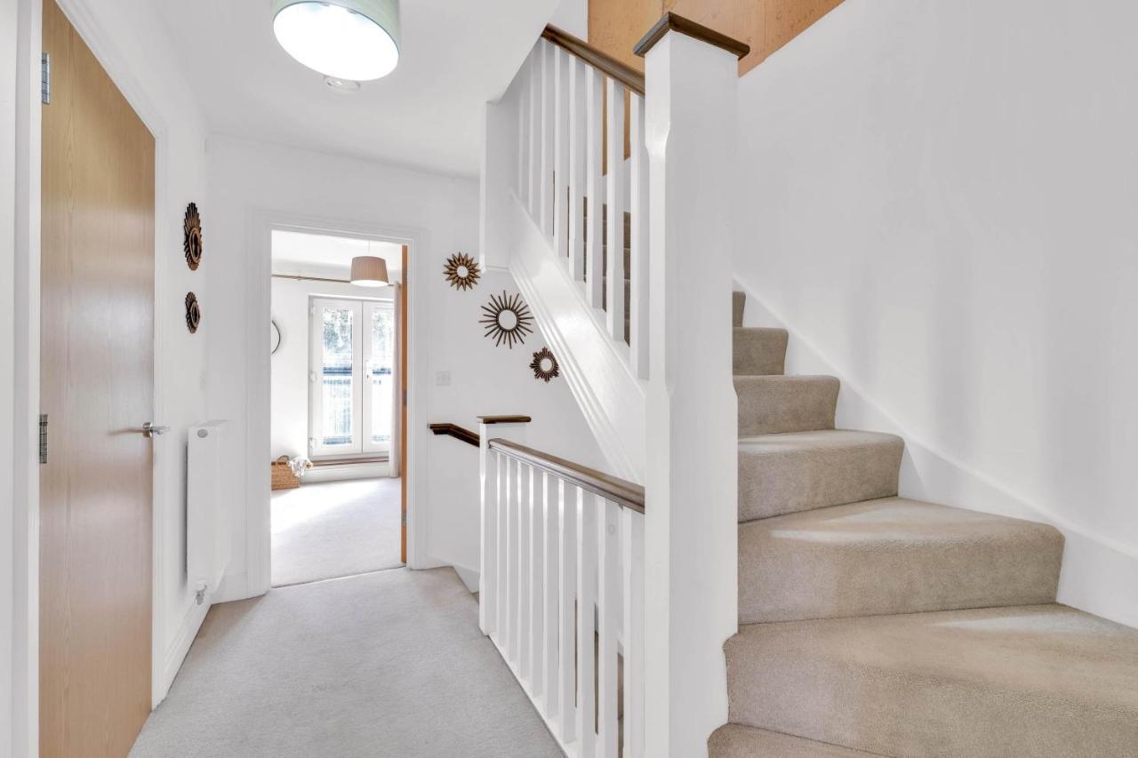 Foxherne 5bdr 3ba Serviced House With Parking - By 360stays Holiday home *