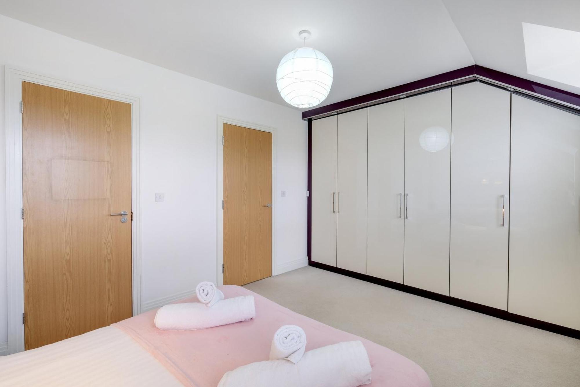Foxherne 5bdr 3ba Serviced House With Parking - By 360stays * Slough