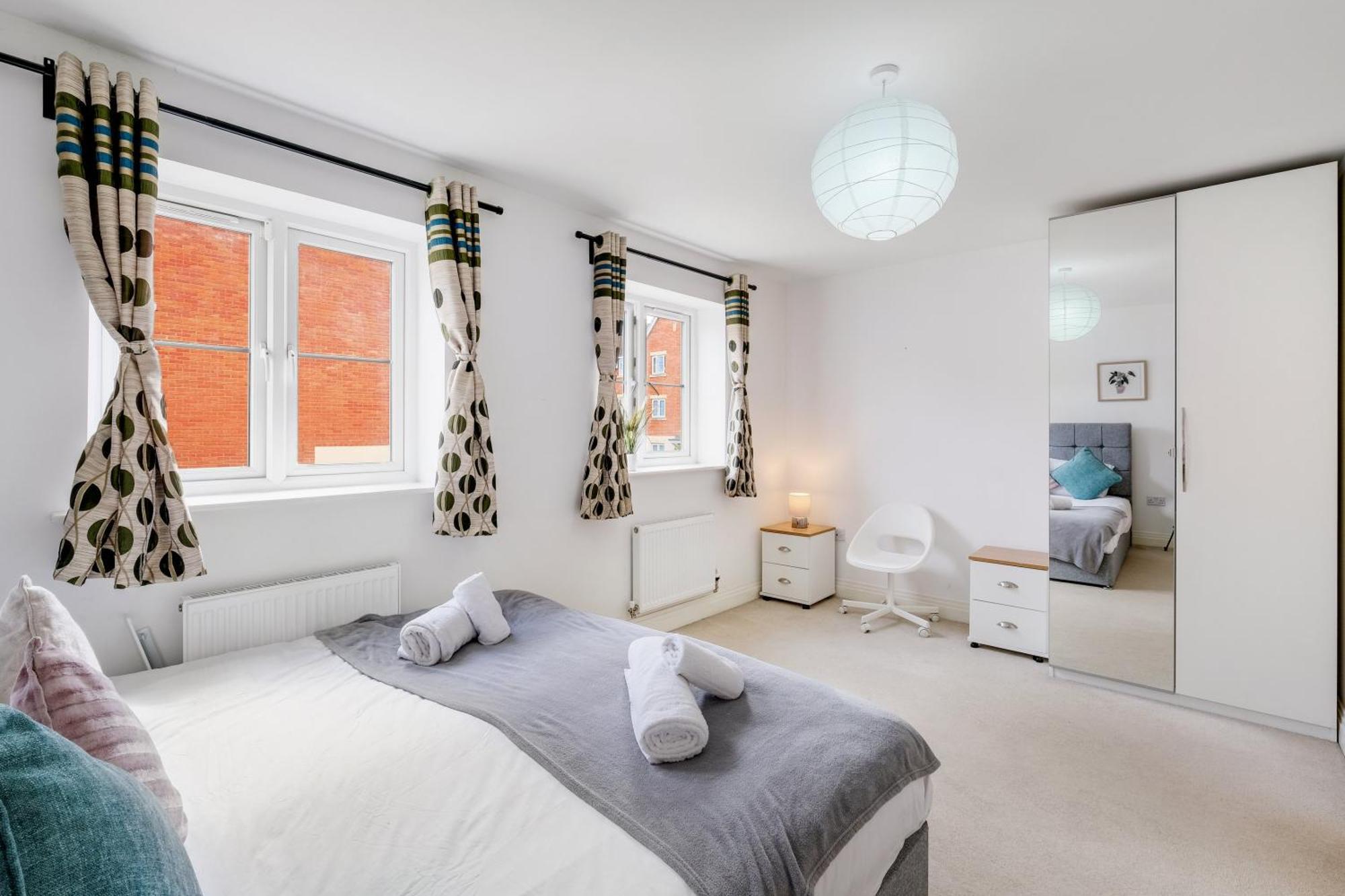Foxherne 5bdr 3ba Serviced House With Parking - By 360stays Holiday home