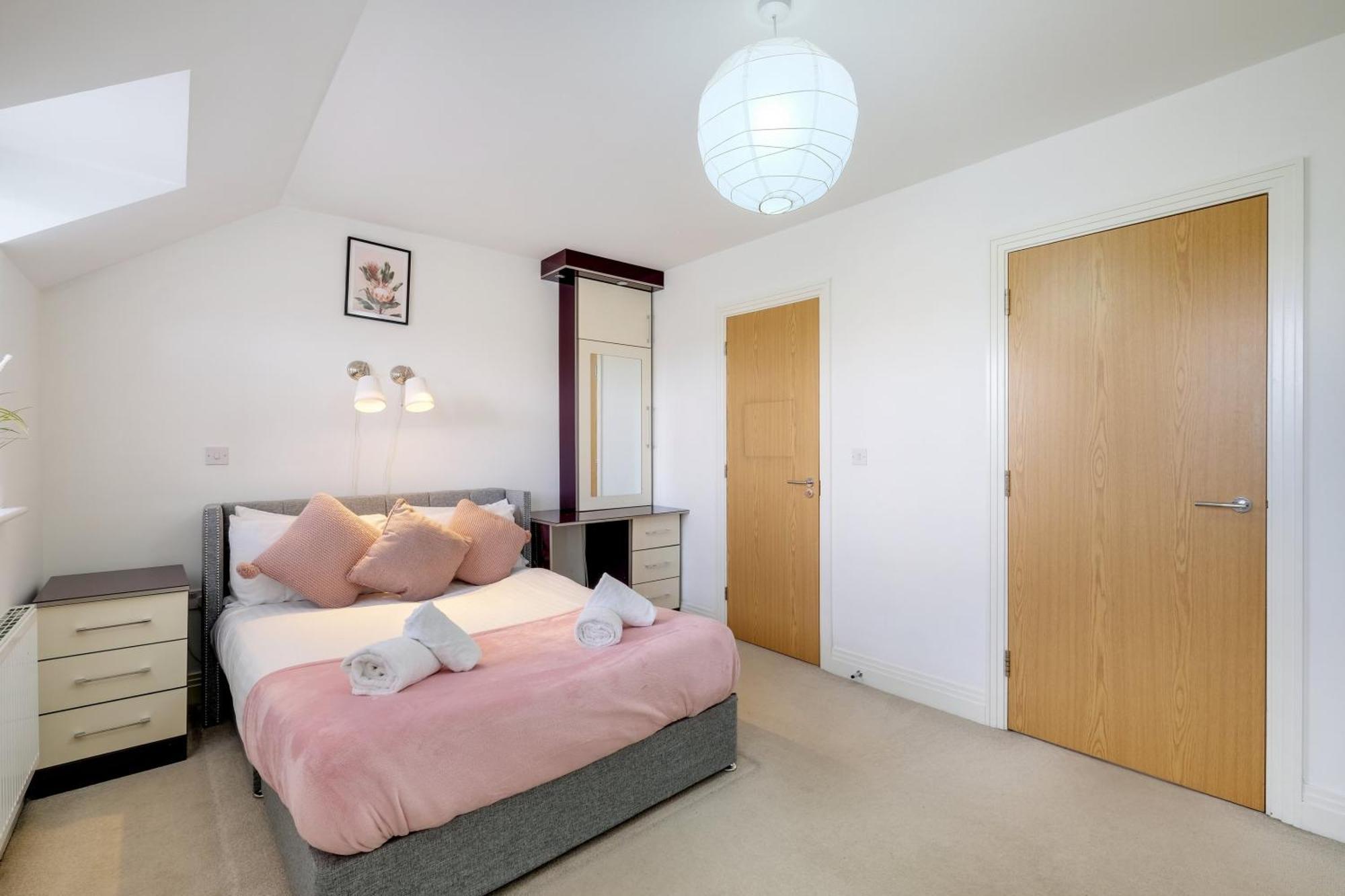 Foxherne 5bdr 3ba Serviced House With Parking - By 360stays