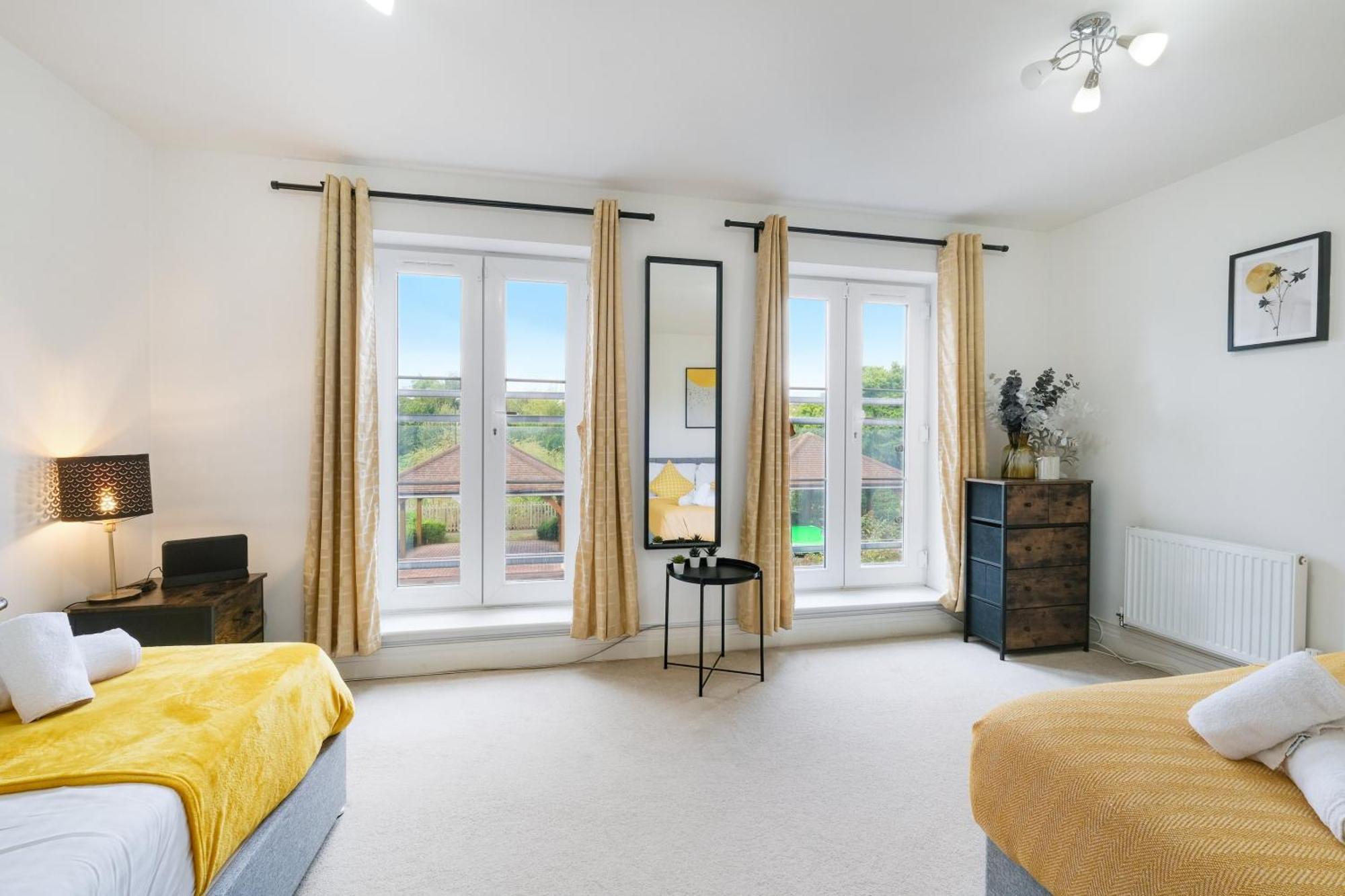 Foxherne 5bdr 3ba Serviced House With Parking - By 360stays