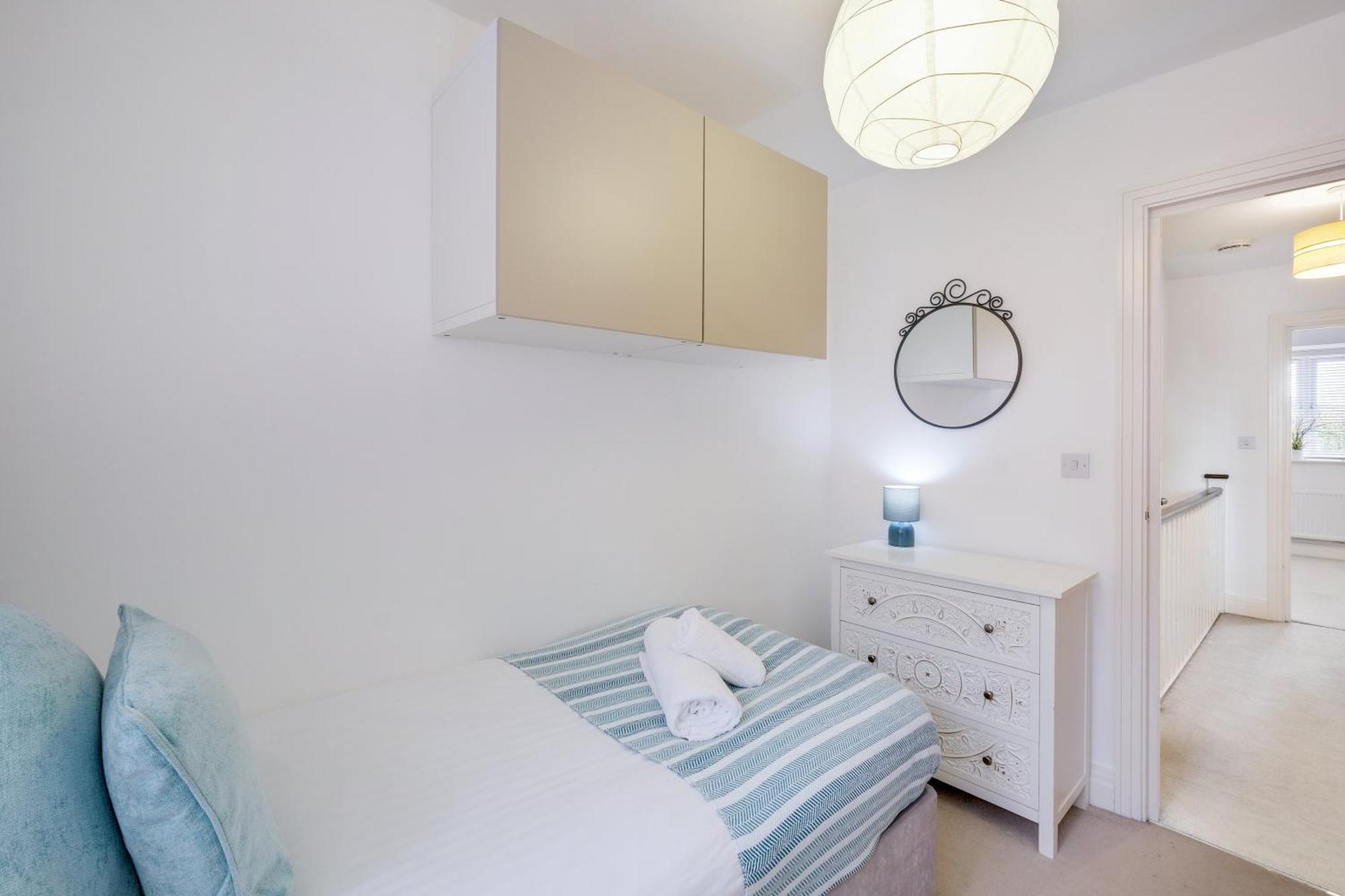 Holiday home Foxherne 5bdr 3ba Serviced House With Parking - By 360stays Slough