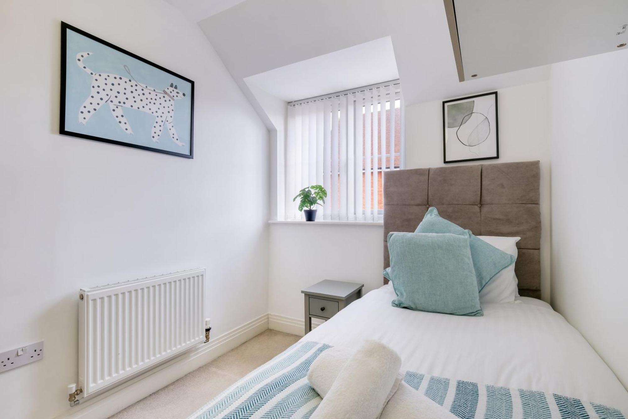 Foxherne 5bdr 3ba Serviced House With Parking - By 360stays *