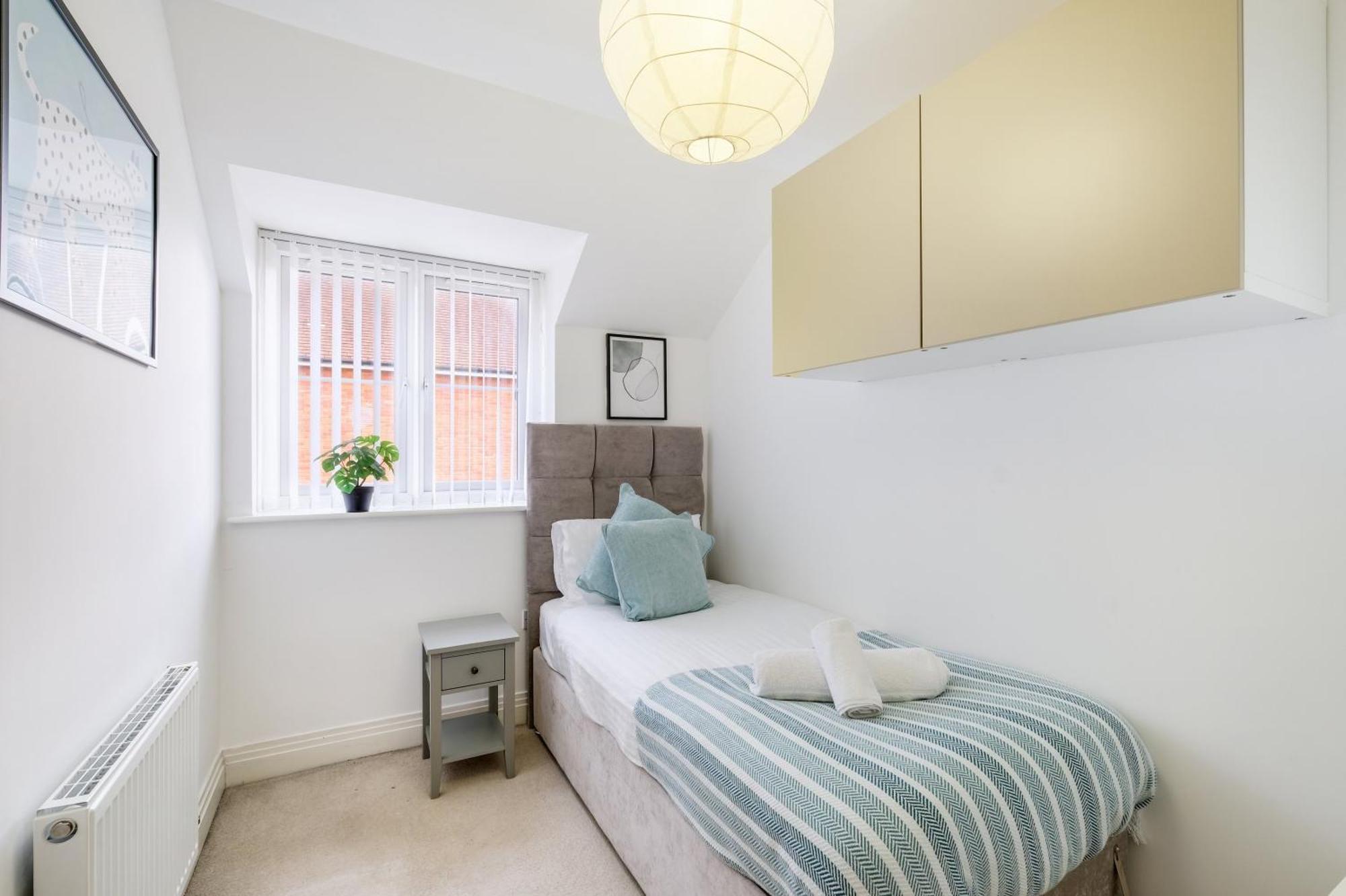 Foxherne 5bdr 3ba Serviced House With Parking - By 360stays