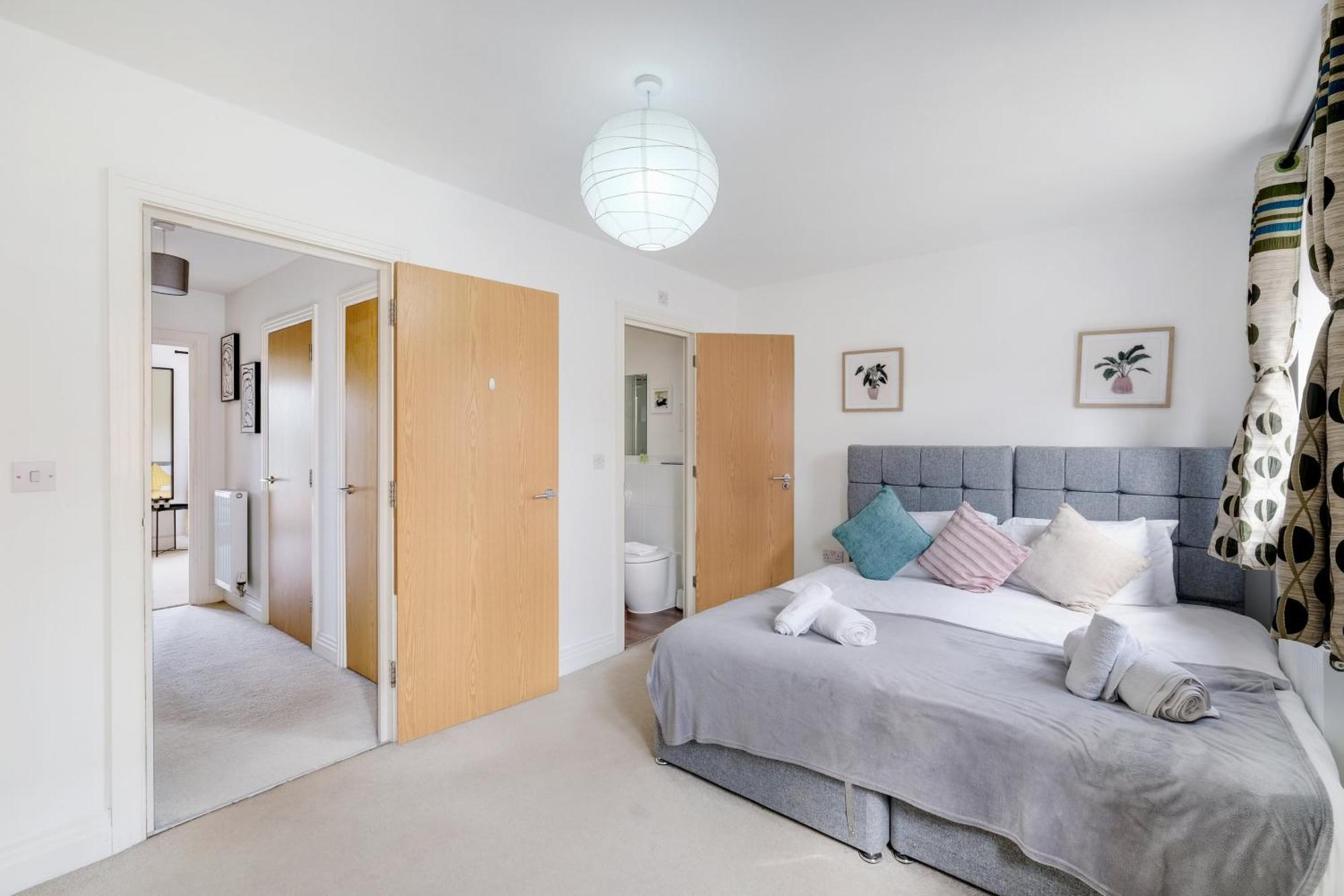 Foxherne 5bdr 3ba Serviced House With Parking - By 360stays * Slough