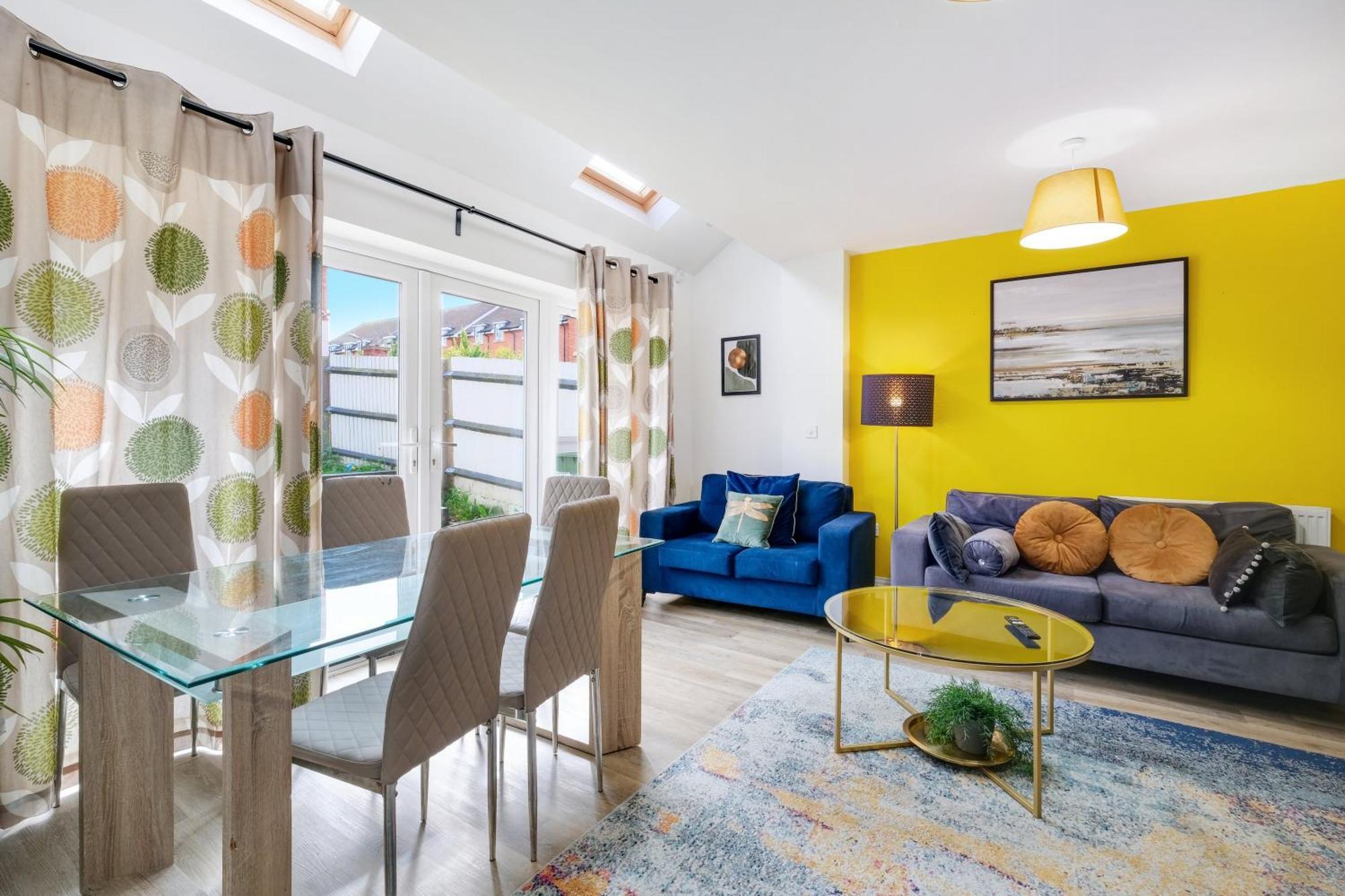 Foxherne 5bdr 3ba Serviced House With Parking - By 360stays * Slough