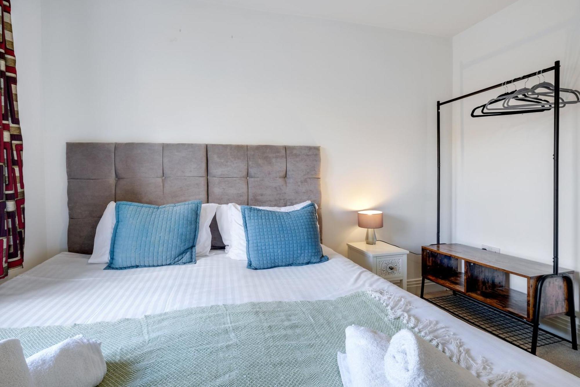 Foxherne 5bdr 3ba Serviced House With Parking - By 360stays