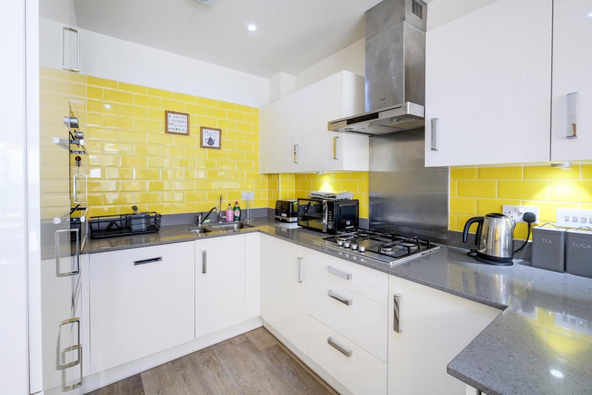 Foxherne 5bdr 3ba Serviced House With Parking - By 360stays Holiday home