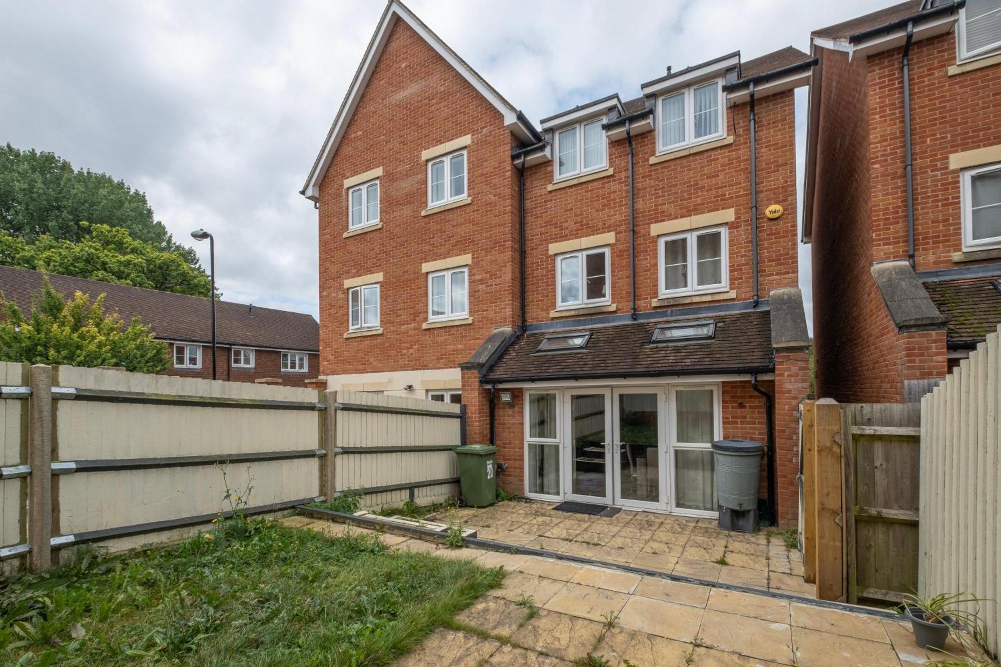 Foxherne 5bdr 3ba Serviced House With Parking - By 360stays Holiday home *