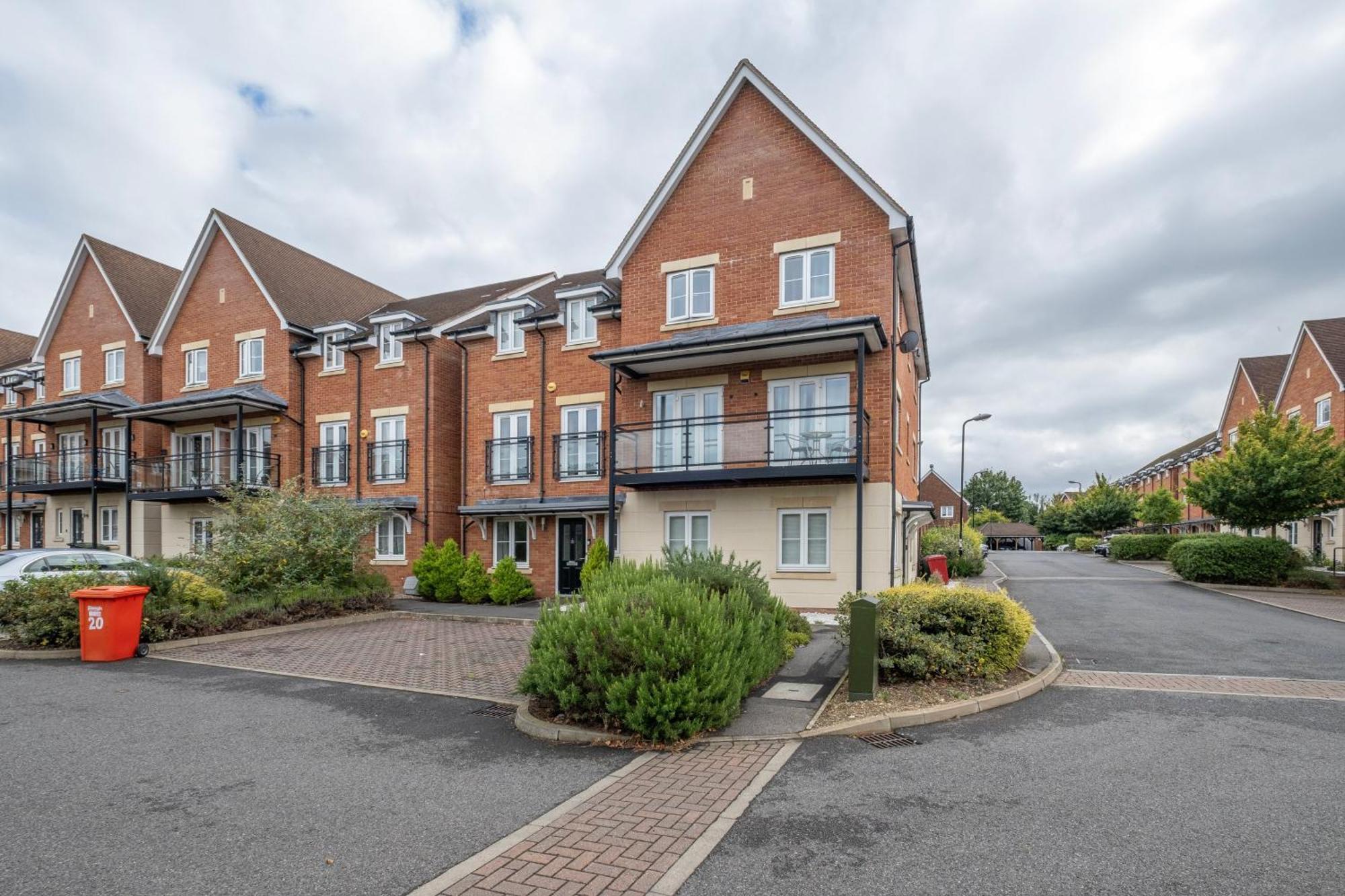 Foxherne 5bdr 3ba Serviced House With Parking - By 360stays *
